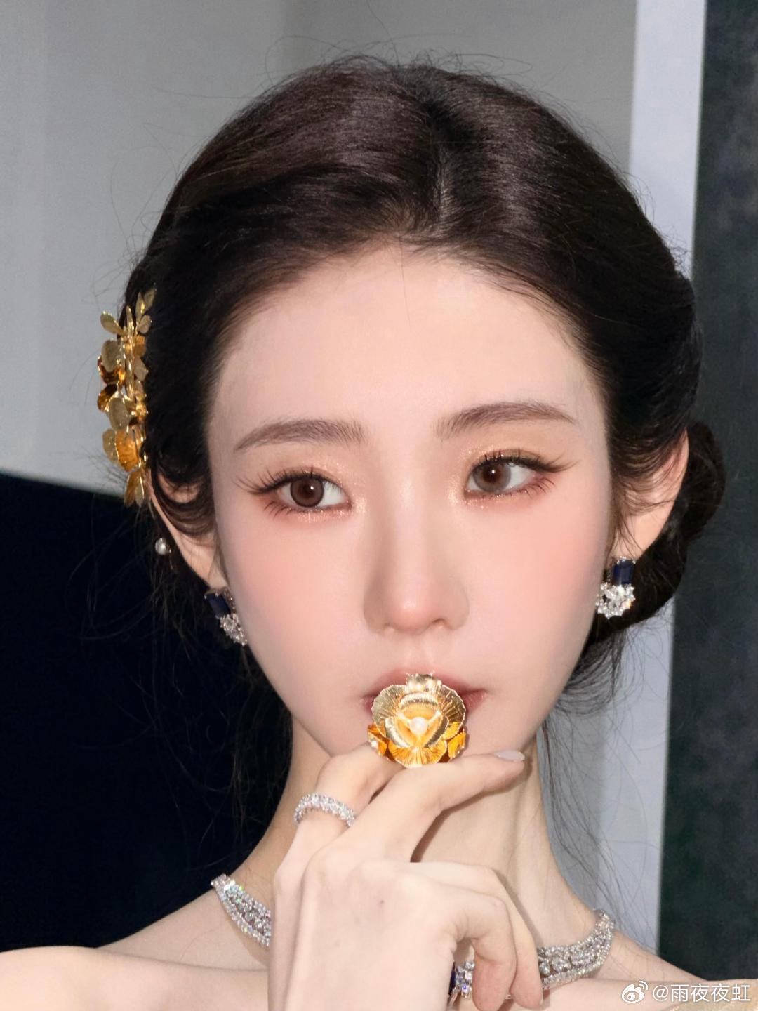 张艺凡从油画里走出的神女 光影勾勒绝美轮廓，张艺凡宛如油画神女降临，温柔又疏离，