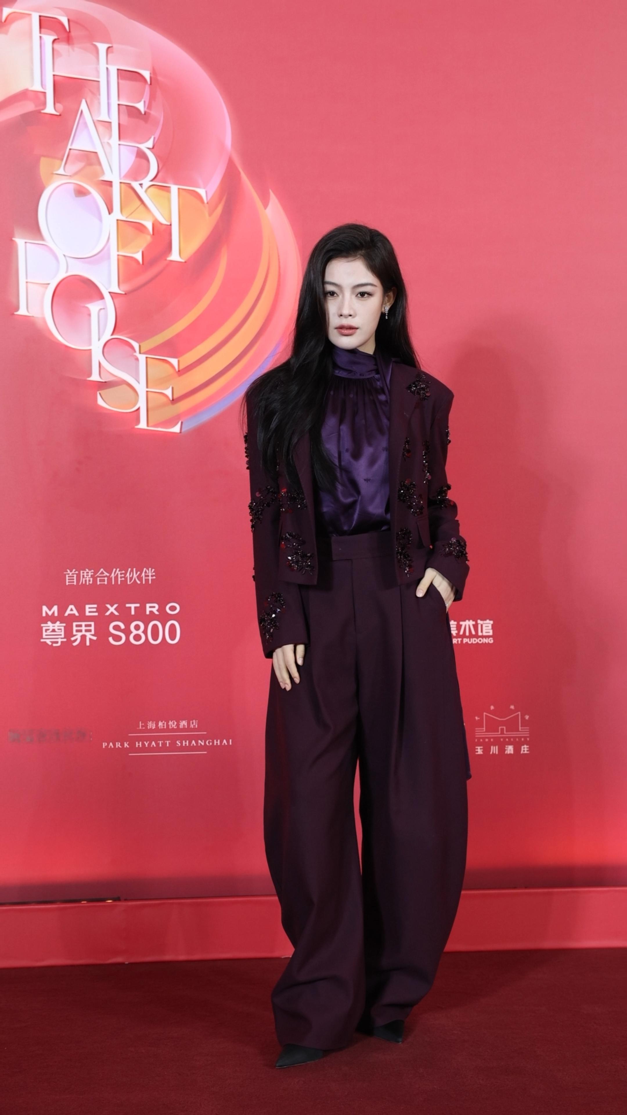 这氛围感真的太绝了。之前还在想什么样的车能配得上谭卓和陈丽君这种大女主气质，看完