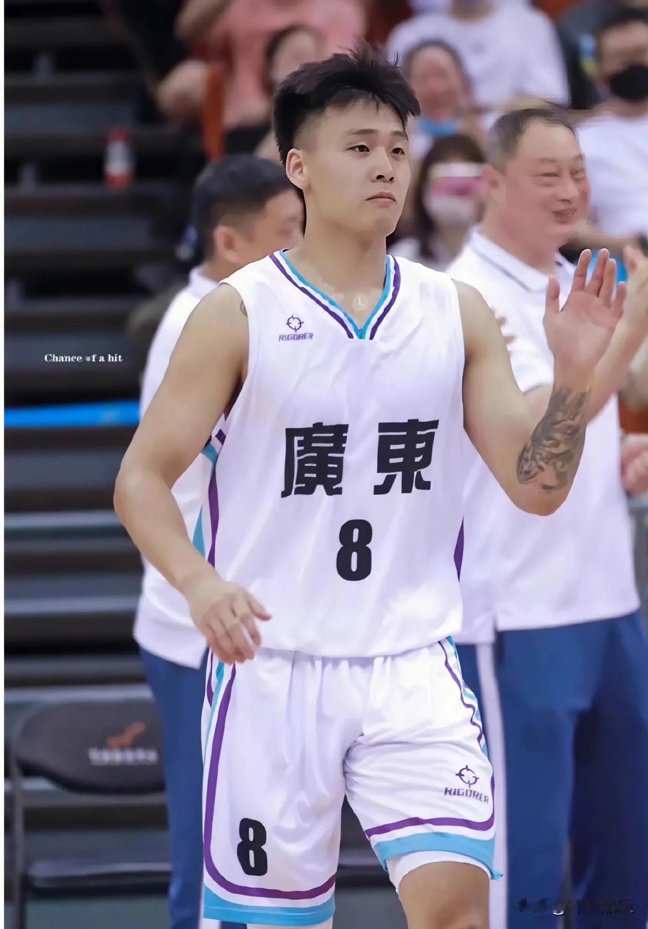 辽粤半决赛大战，半场结束，东道主广东以45-37领先卫冕冠军辽宁，三个没想到！