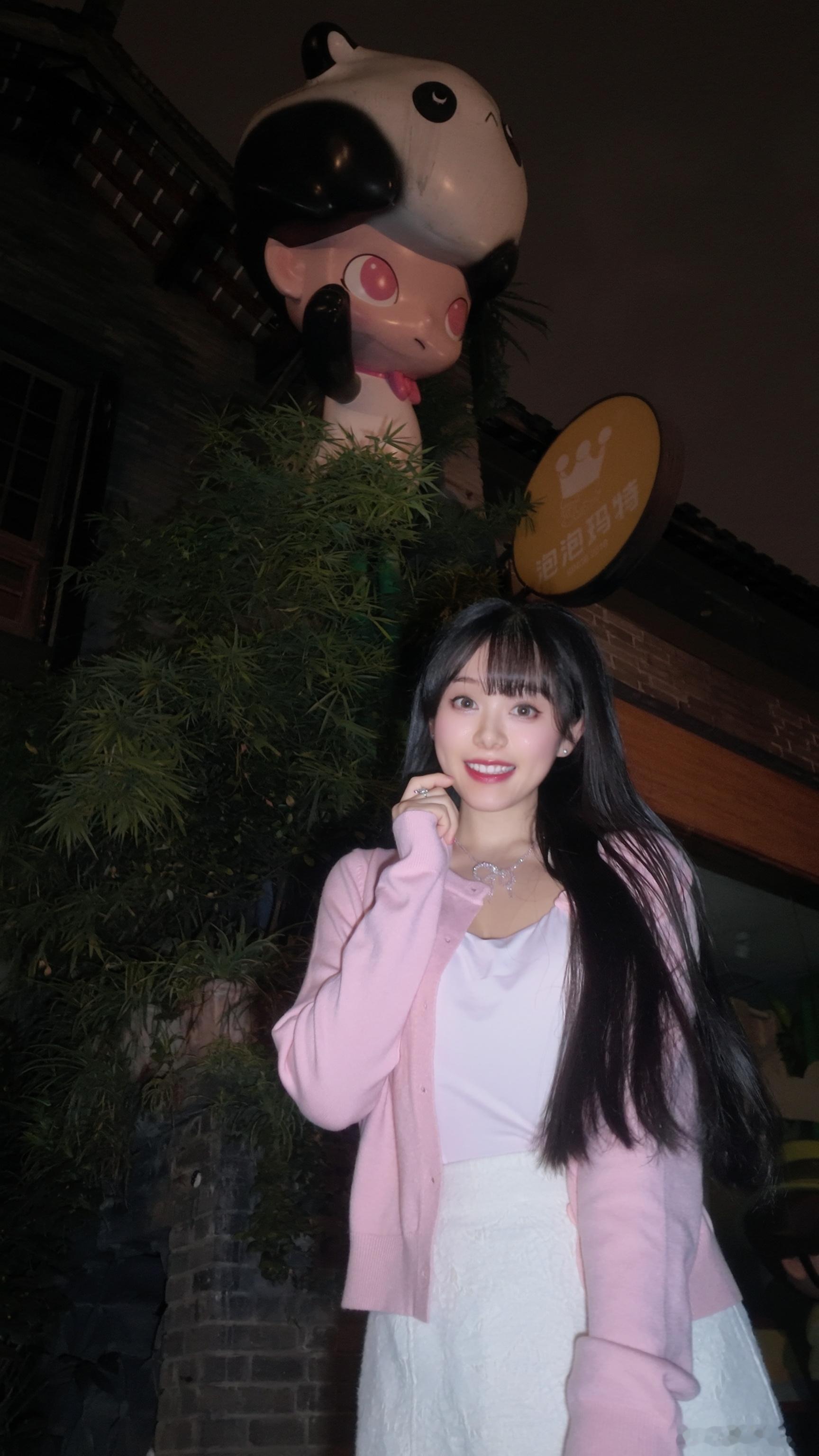 来之前两个妈都劝我别去宽窄巷子，说不好玩。我不死心，偏要过来打卡😅事实证明😂