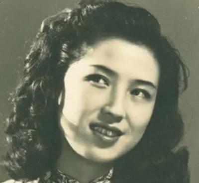 1965年的香港牌桌上，姚玉兰捏着麻将的手突然发烫。

指尖的象牙牌面沁出细汗，