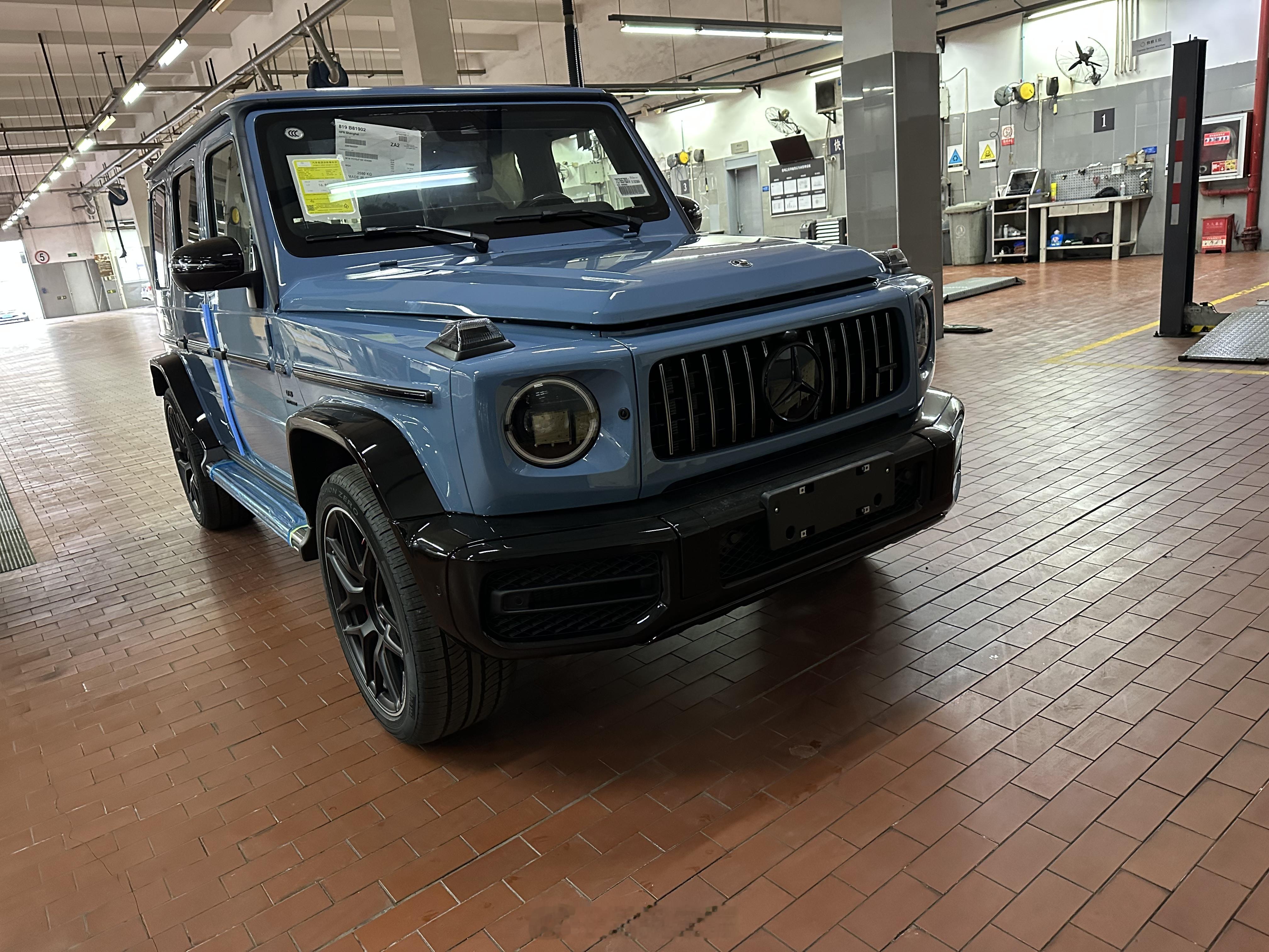 奔驰G63 AMG 瓷器蓝/黑蓝2024年1月上牌，2000公里车辆无过户记录2
