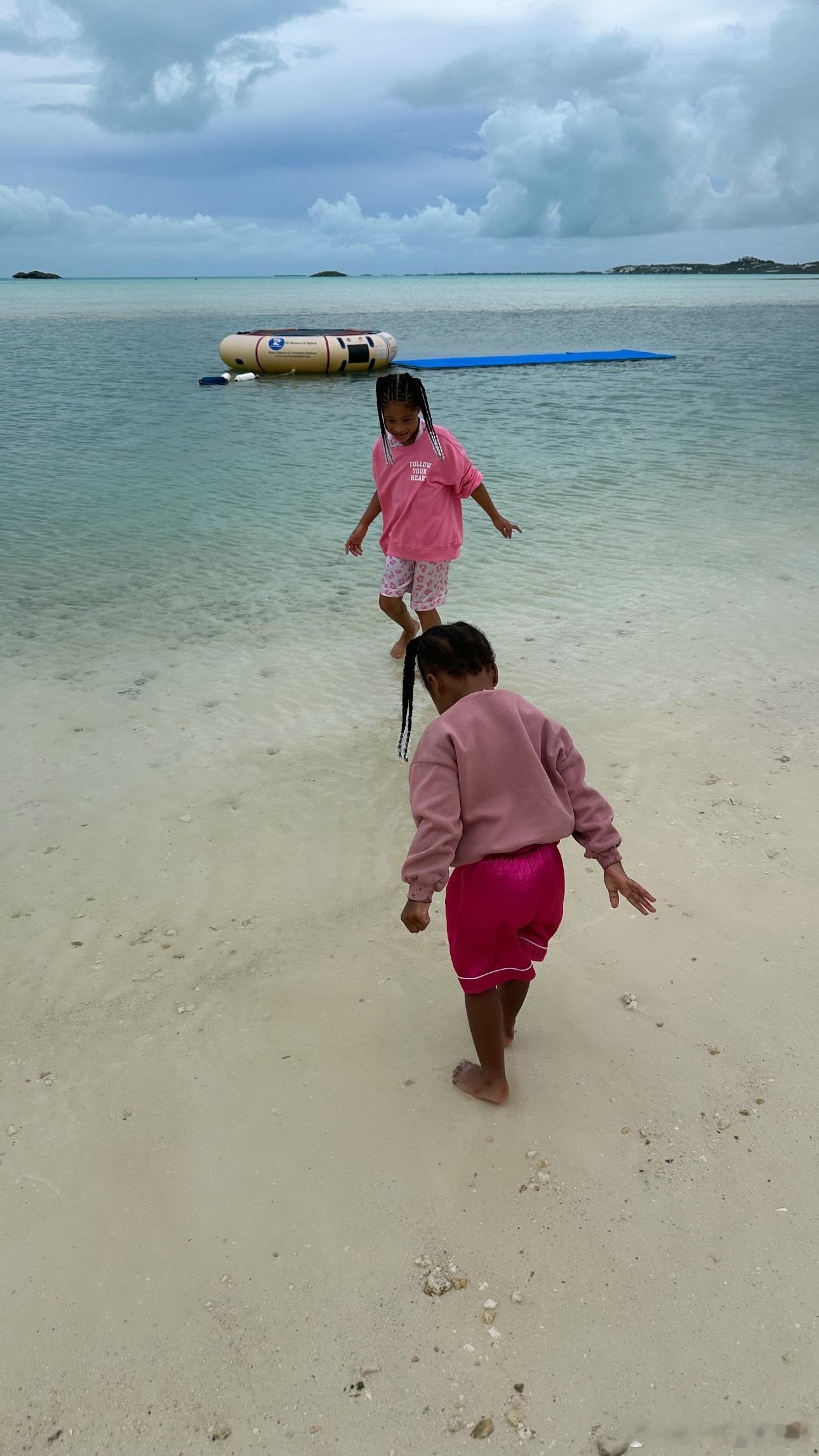 两闺女松弛感满满[doge]小A的牙齿好像长好了#篮球热力一夏##安德鲁维金斯[