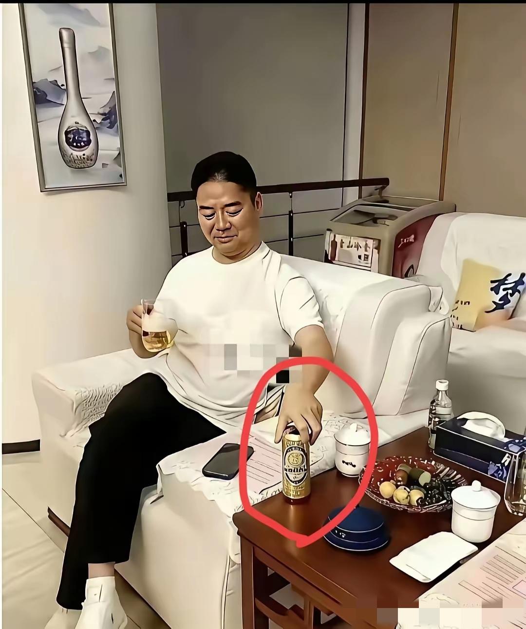 很好奇！谁知道大佬刘强东喝的这是什么牌子的啤酒吗？