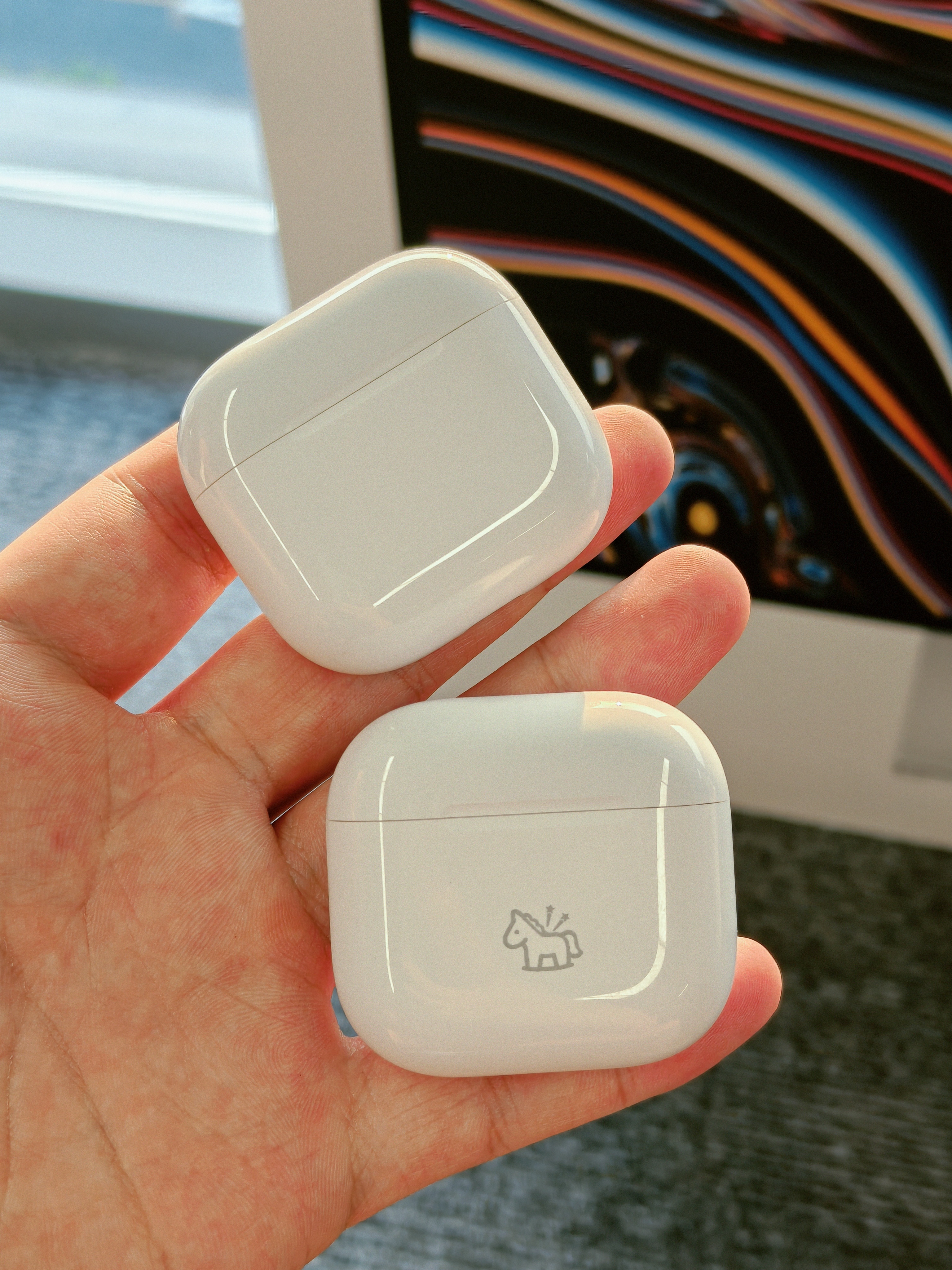 你们能分出来，哪个是 AirPods 4 哪个是 AirPods 5 嘛？？[d