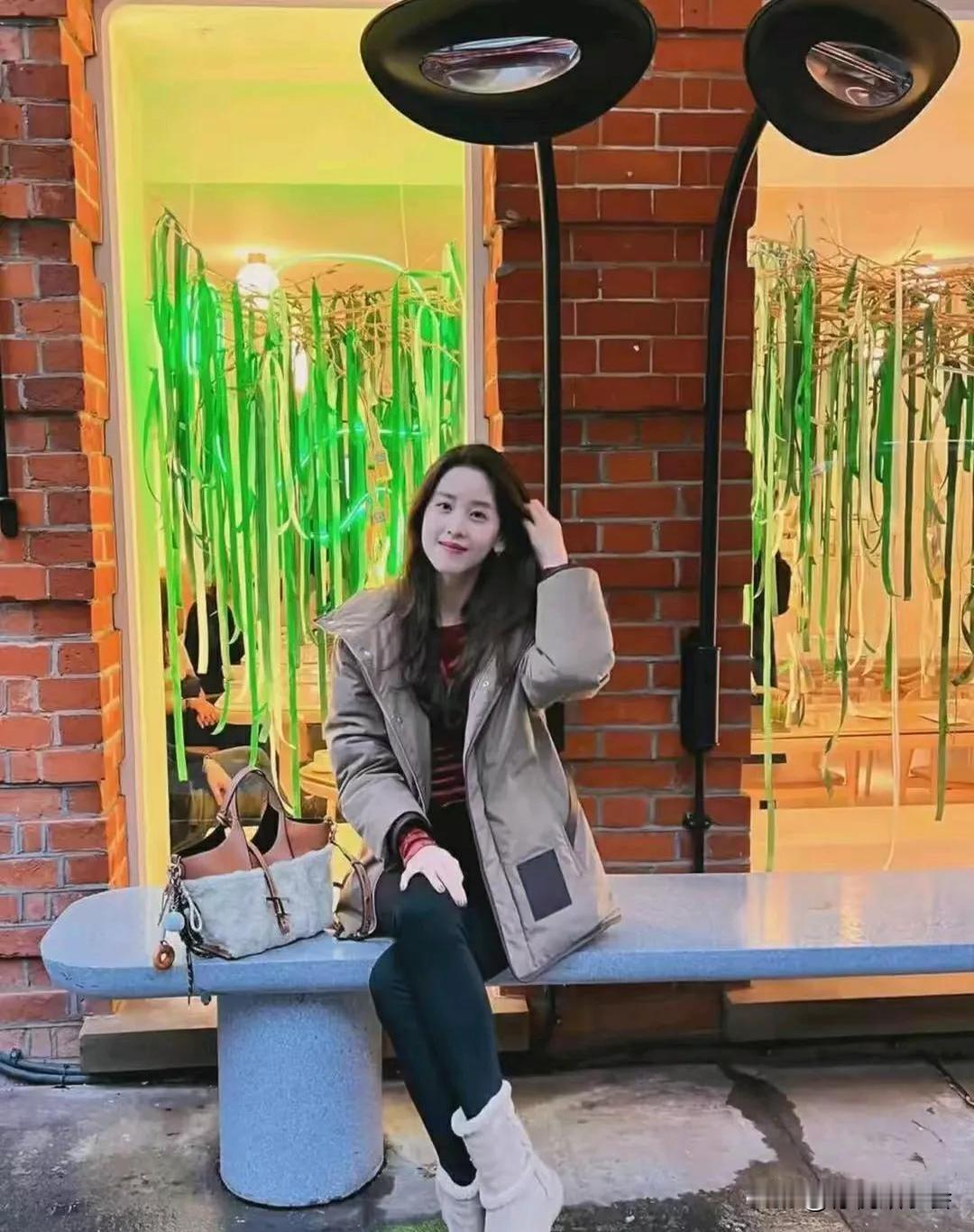 王诗龄明显没有章泽天。
李湘分享了王诗龄与章泽天的合照，她们母女二人与章泽天共聚