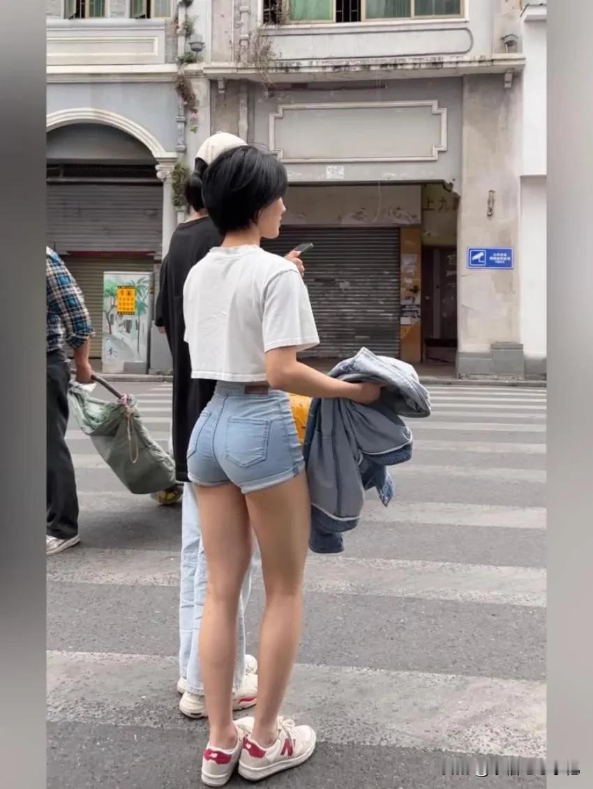 今天还是很闷热，干脆买了一条短裤