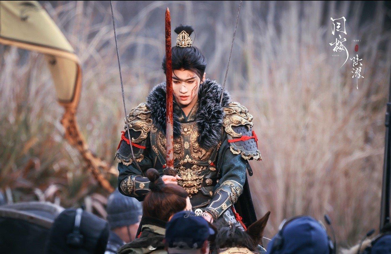 战损版闫桉 闫桉的战损妆造，是角色内在性格的外化。陆濯不是天生的战神，他的强大是