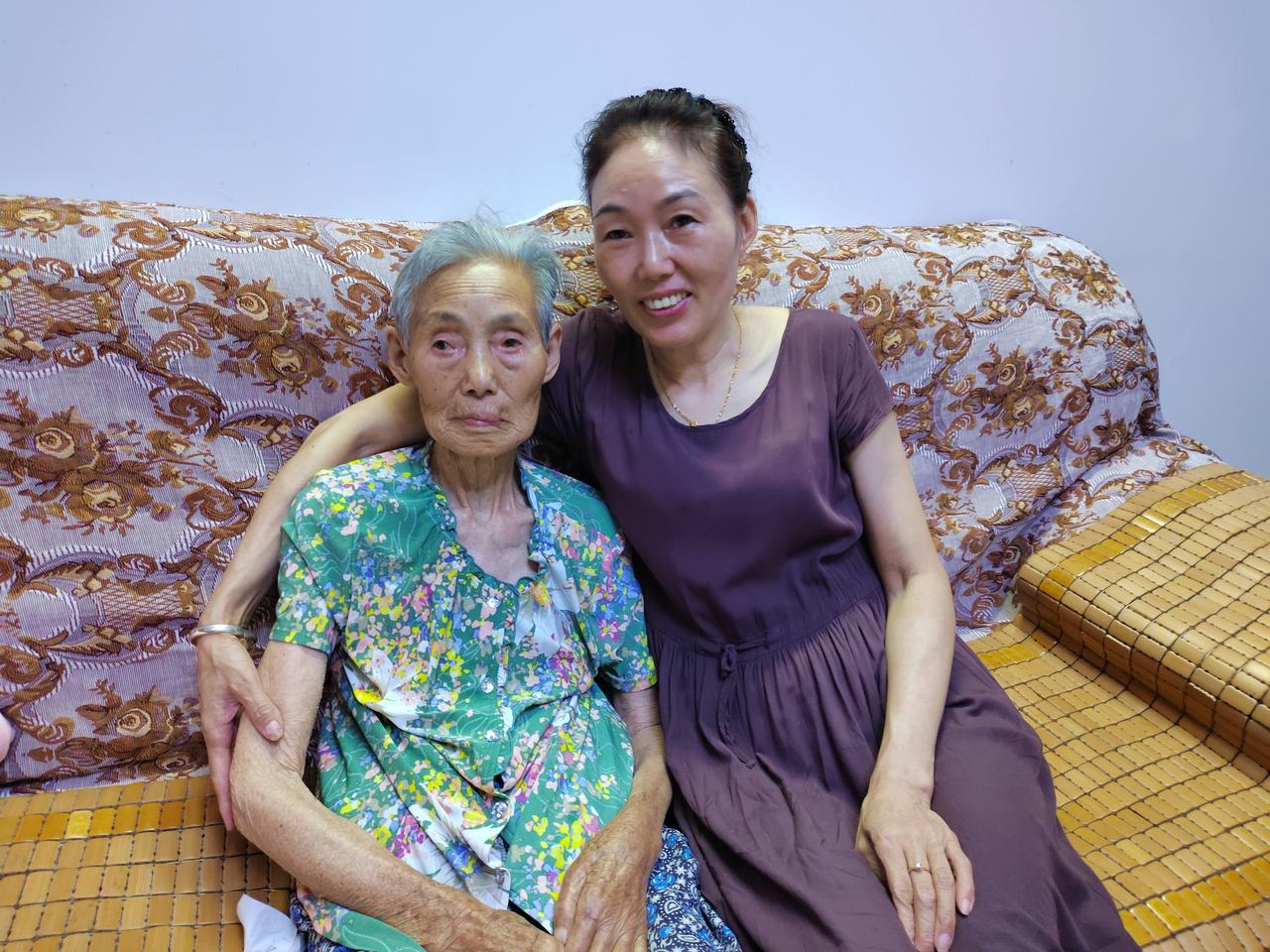 我妈90岁中风一年多才走，在没中风前，住老二家，老二条件差，老妈85岁前还是家中