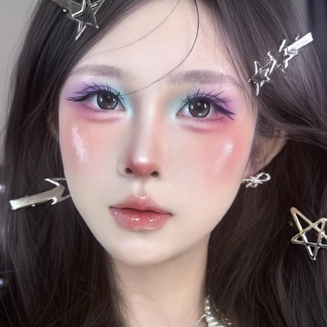 多巴胺千禧甜妹公式一键解锁，坠入马卡龙色彩构筑的少女梦境，蓝紫渐变眼影在眼窝晕开