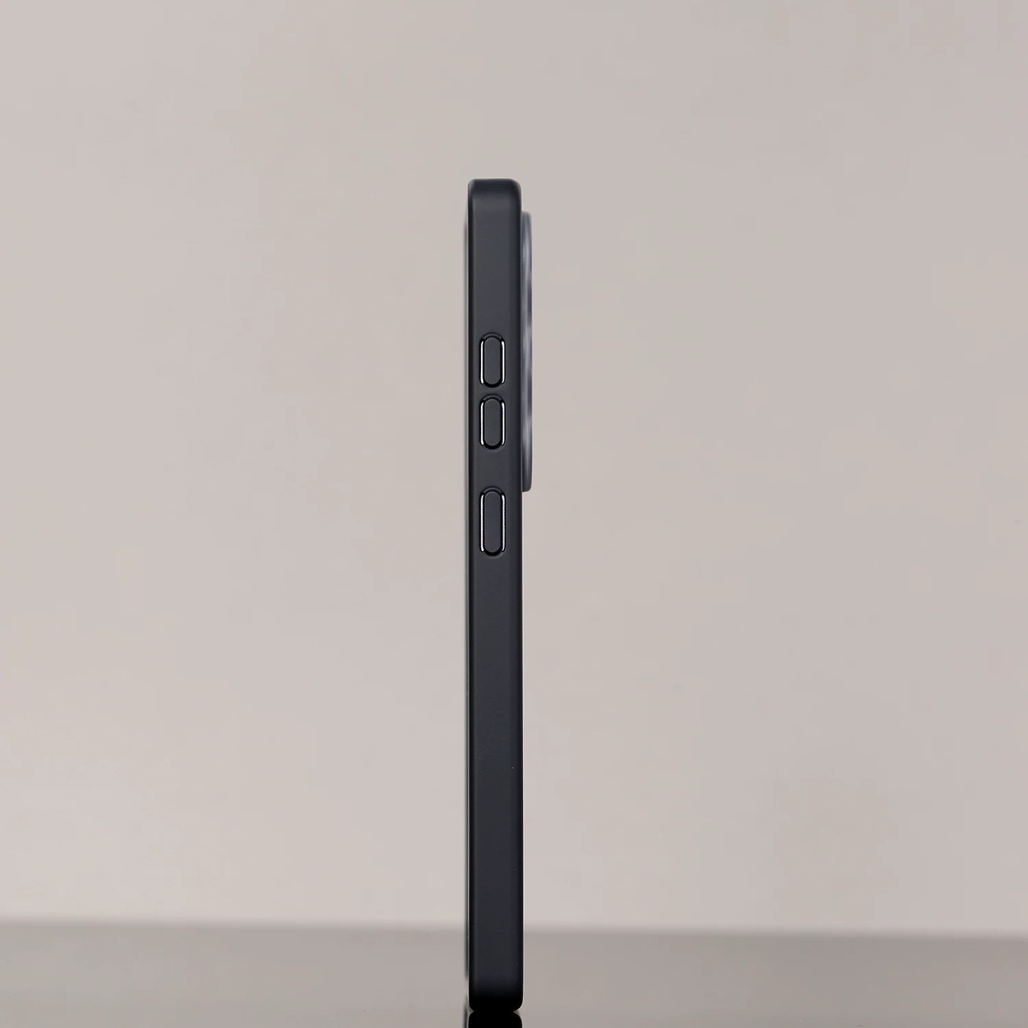 临近 S26 Ultra 发布，感觉店里的 S25 Ultra 013 壳子又稍