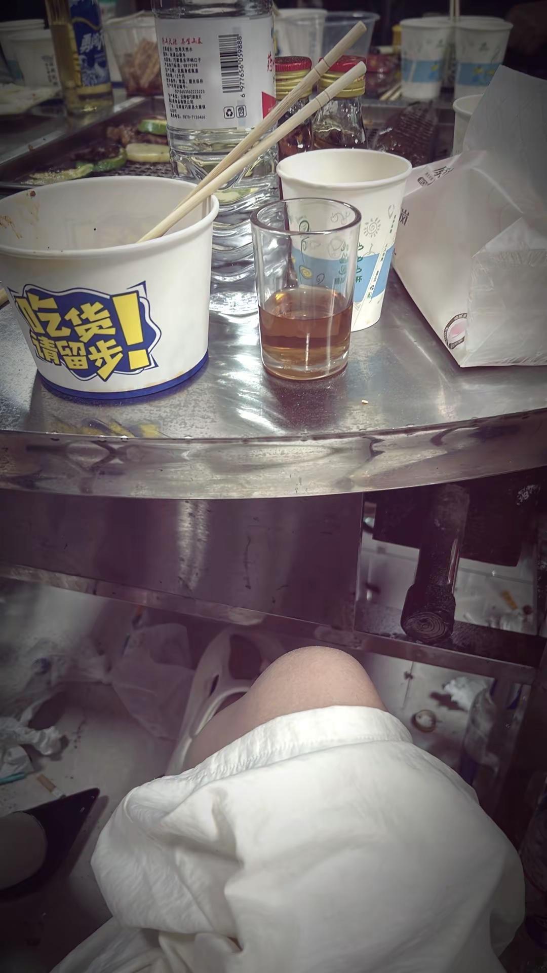 那天你端着酒杯，聊着爱情红了眼眶！