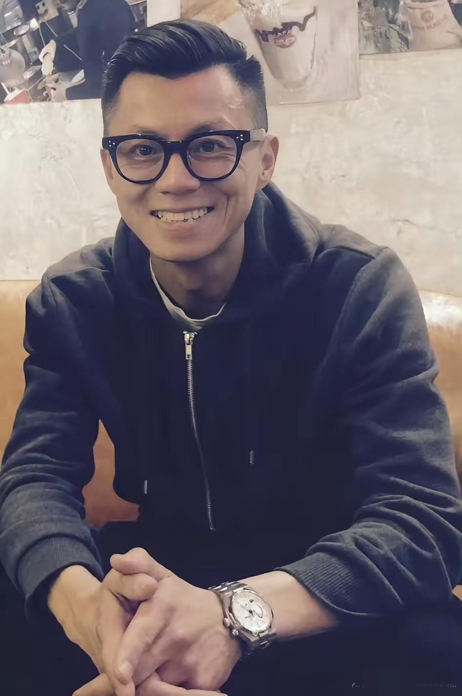 陈震就小米捐款一事道歉。不知道军儿接不接受。军儿太忙，不问他了吧！
其实公司有社