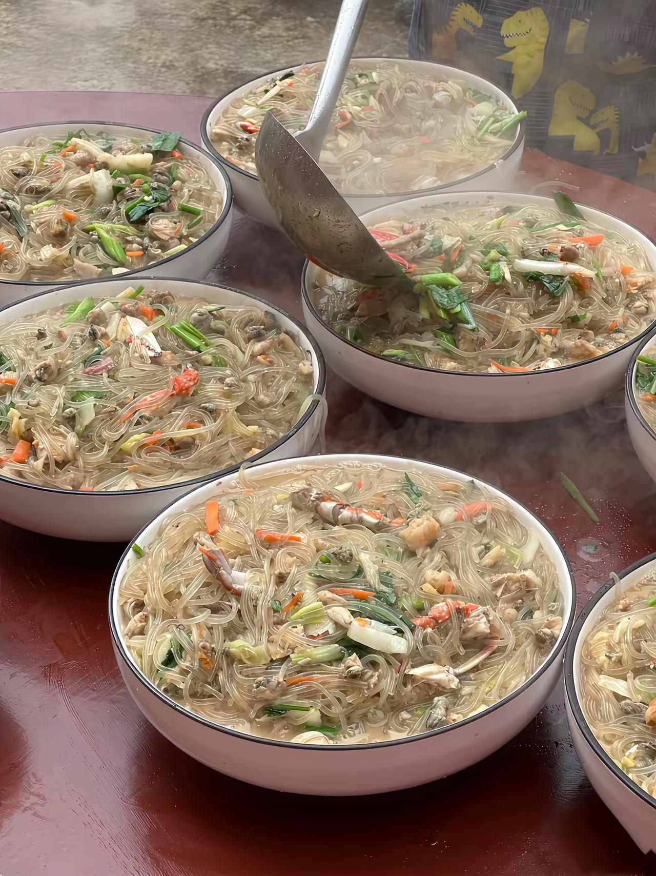 我超爱这道，宴席上这道主食还是很受欢迎的，我们就叫粉丝……[呲牙]有炒，或者湿煮