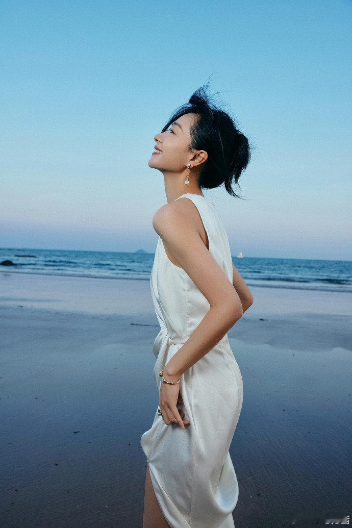 万茜好明媚的一张脸万茜不管是化着淡妆还是浓妆，都不会给人一点油腻感，反而始终透着