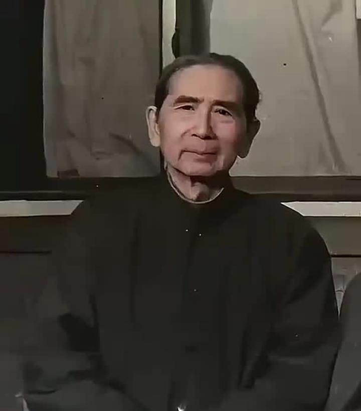 1982年深秋，北京西花厅，门铃响了。邓颖超拄着拐杖走到院子里，开门的那一刻，她