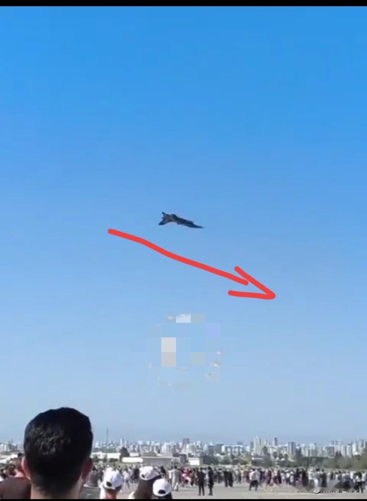 又有战斗机表演差点出了光辉战机一样的差错：

土耳其Solo Türk飞行表演队