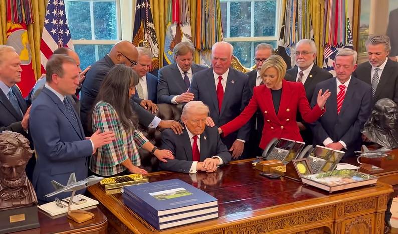 这是在干什么？能给他力量和好运吗？当地时间3月5日，特朗普召集全美各州的牧师齐聚