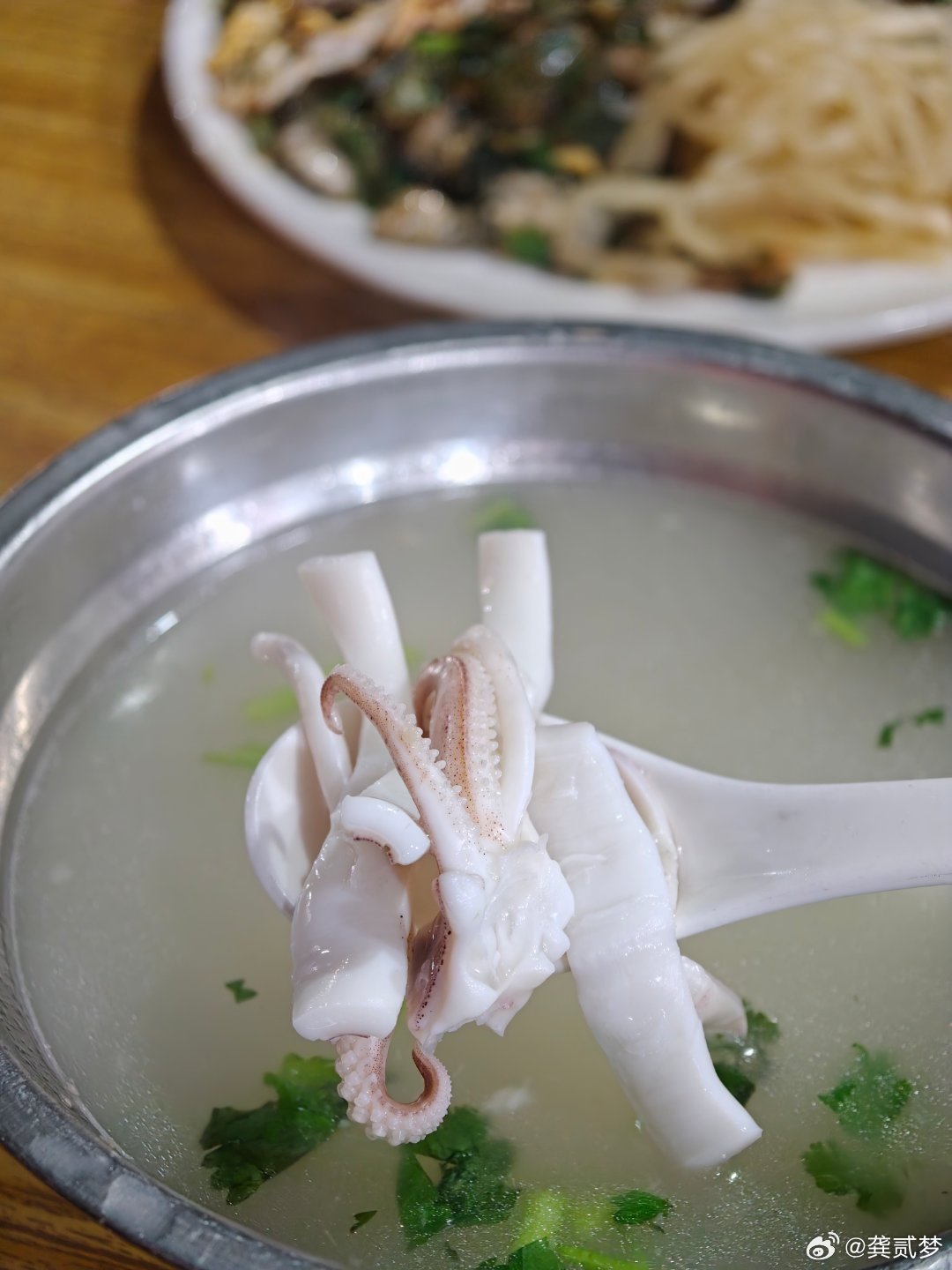 路过石狮，下车过来吃海蛎煎和大卷汤这家说是开了50年的老店，海蛎煎焦嫩，还有这个