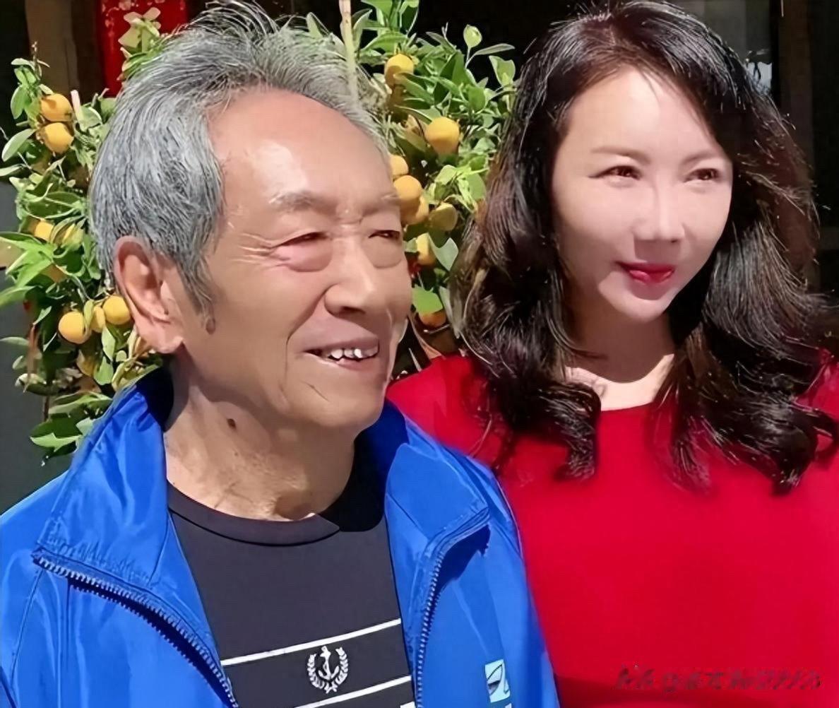 一晃眼王奎荣都要80岁了，满头白发，当年他演《我是特种兵》、《打狗棍》都是那么经