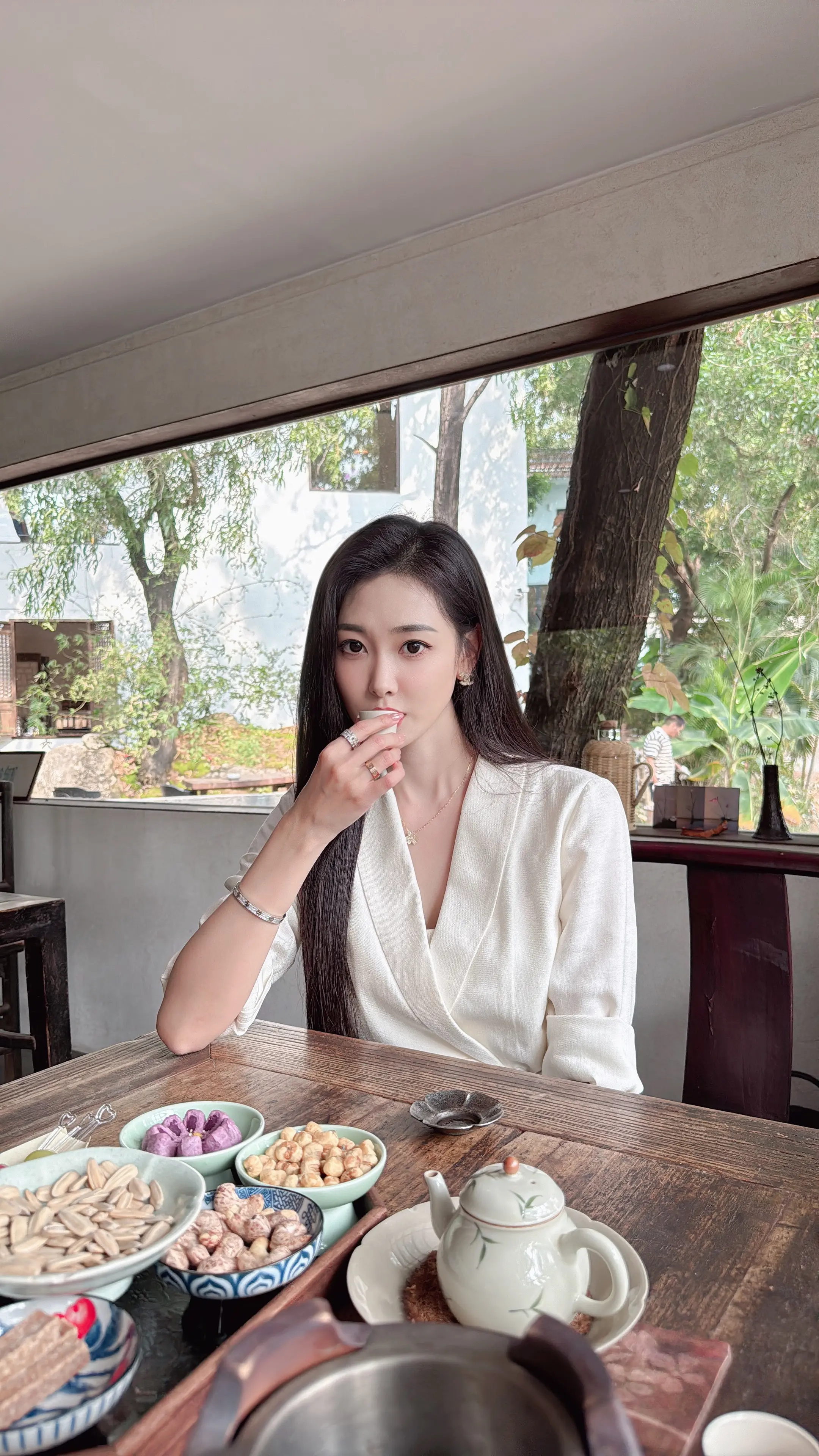 “人和人之间淡淡的真就挺好，再浓一点就该发现对方有病了”