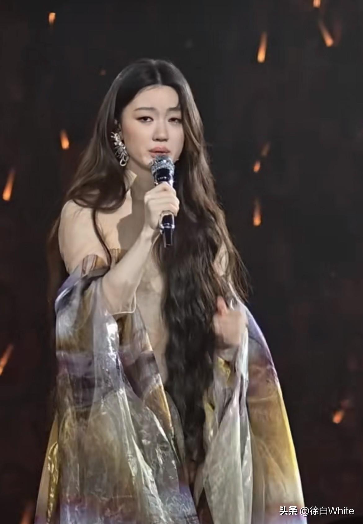 3月29日，单依纯今晚演唱会哭了！
她说在这里音乐很纯粹，爱也很纯粹……
有一说