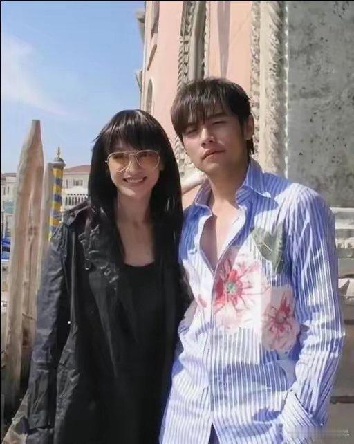 10几年前，这位女生追着周杰伦求合影，如今女生已大红大紫，比周伦杰更出众 