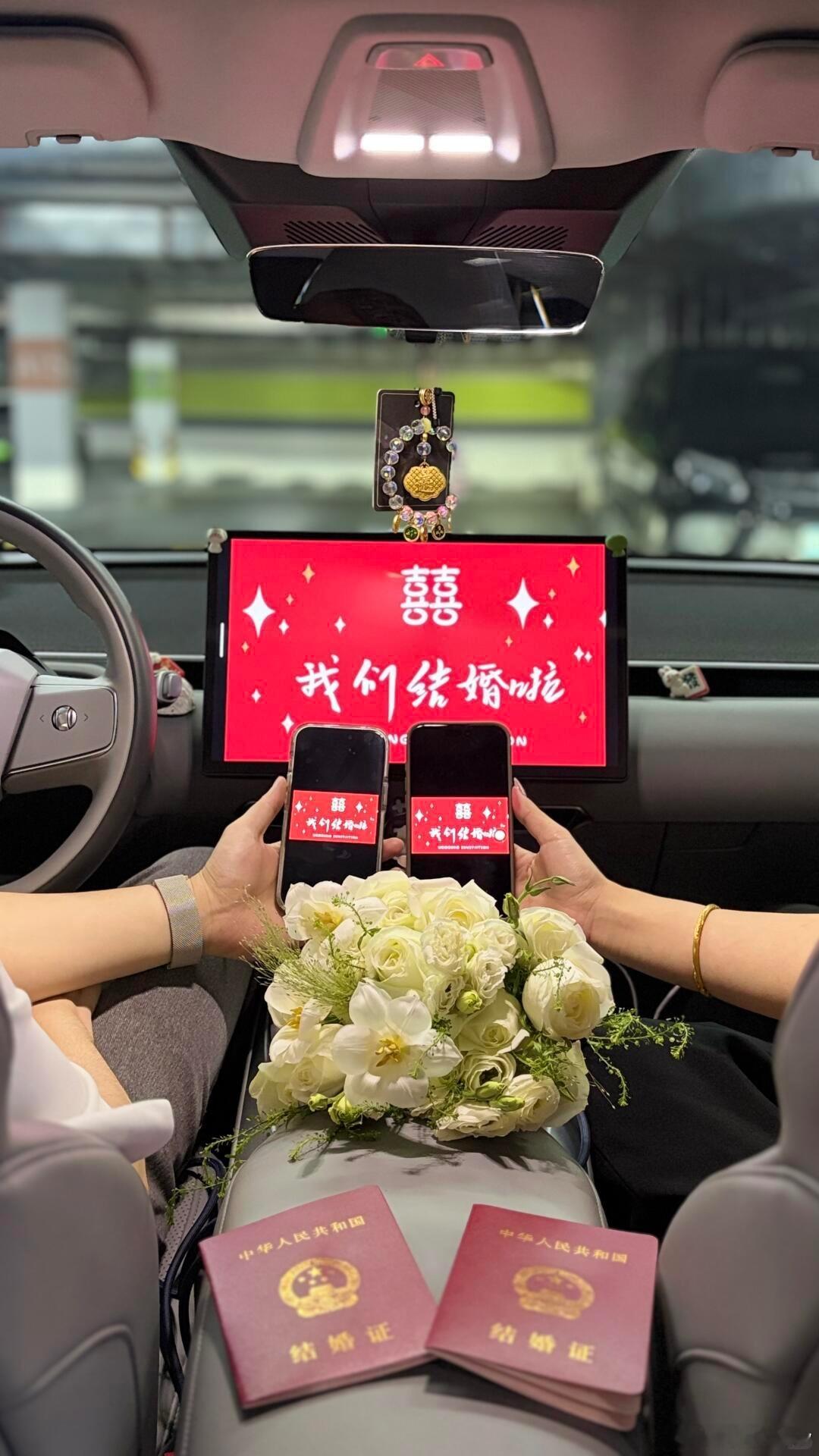 俩00后小鹏MONA车主因充电相识结婚偶像剧都不敢这么写，暴雨天、充电站、同款车