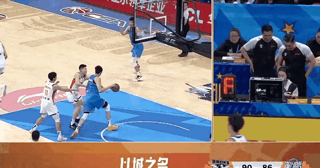 周琦违体犯规，累计5犯罚下了。北京男篮vs龙狮男篮
