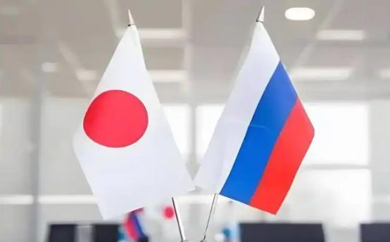 日本真的活腻了！千里之外硬凑俄乌战局甘愿当美国跟班，接连放开军售、掏钱援乌、派驻