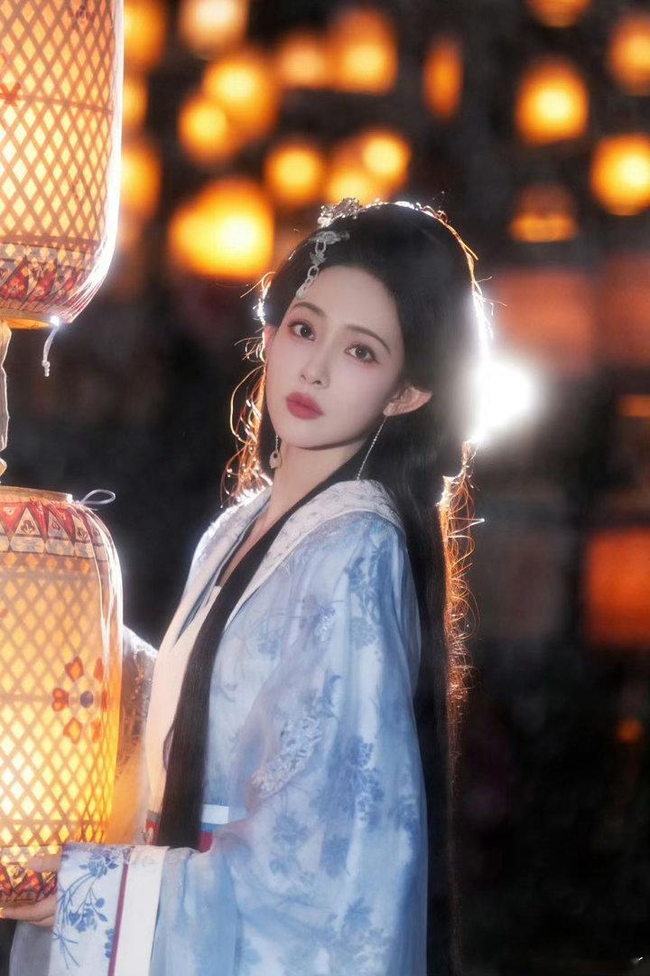 孟子义线下美成这样了谁能抵抗孟子义线下的颜值！无修生频直出颜值依旧能打，黑色穿搭