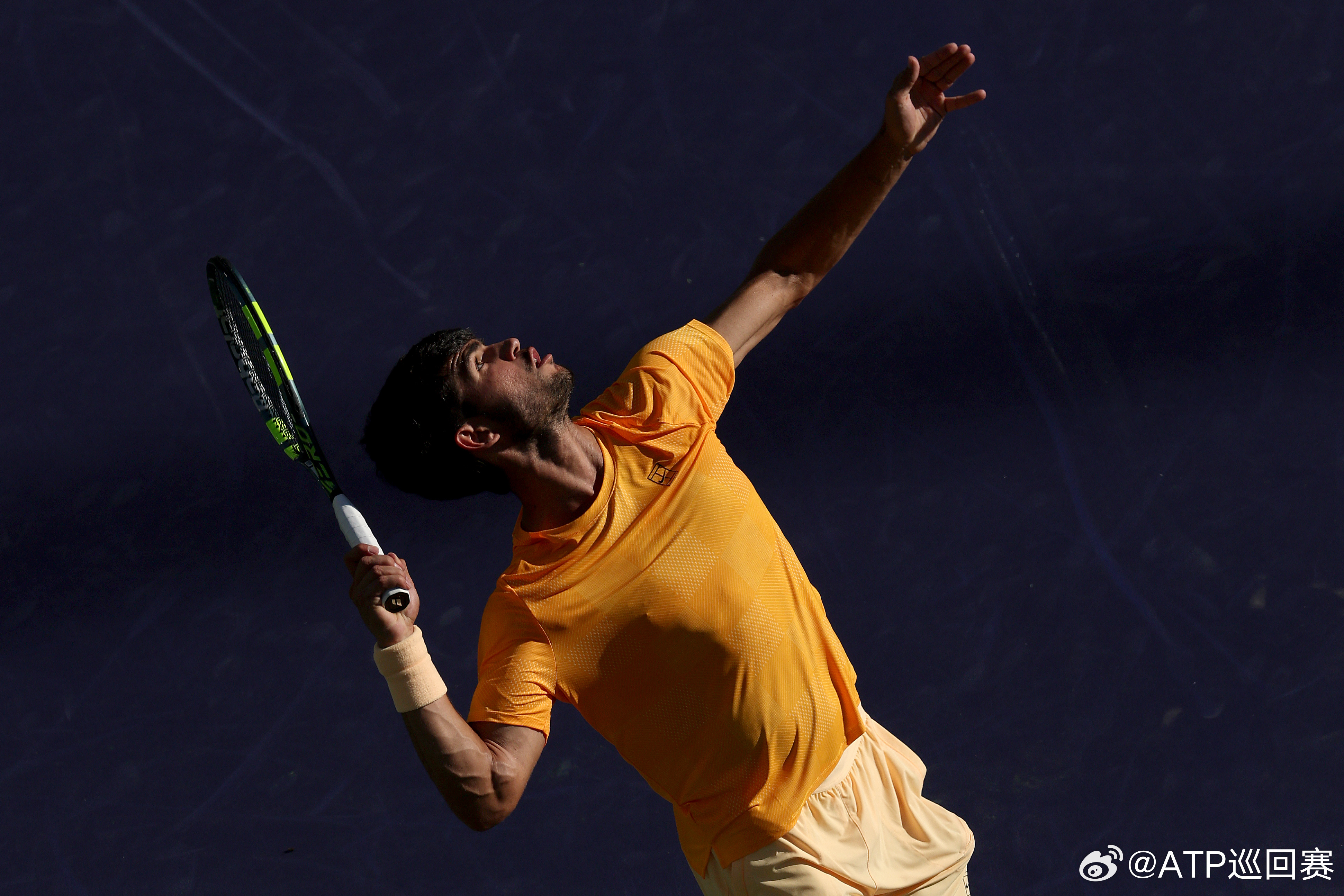 即时战况： ATP1000迈阿密大师赛第二轮，头号种子阿尔卡拉斯6-4拿下首盘，