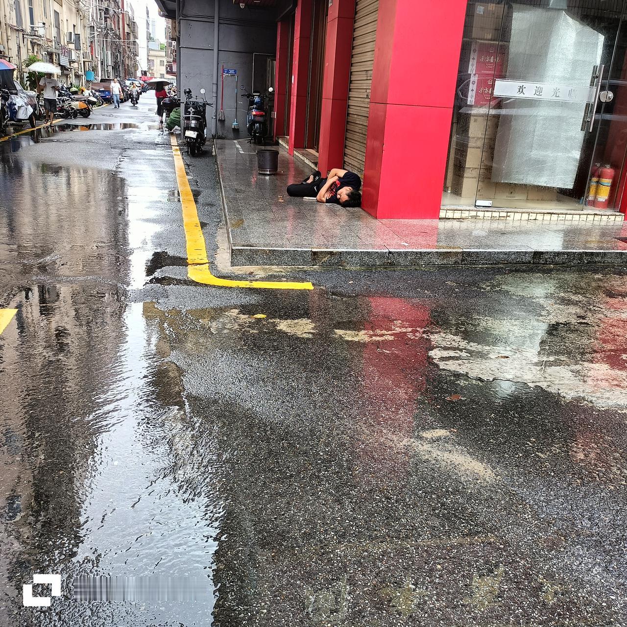 我住的附近又有一个男的睡大街了，外面还下雨，看着挺年轻的，不知道为什么要睡大街？