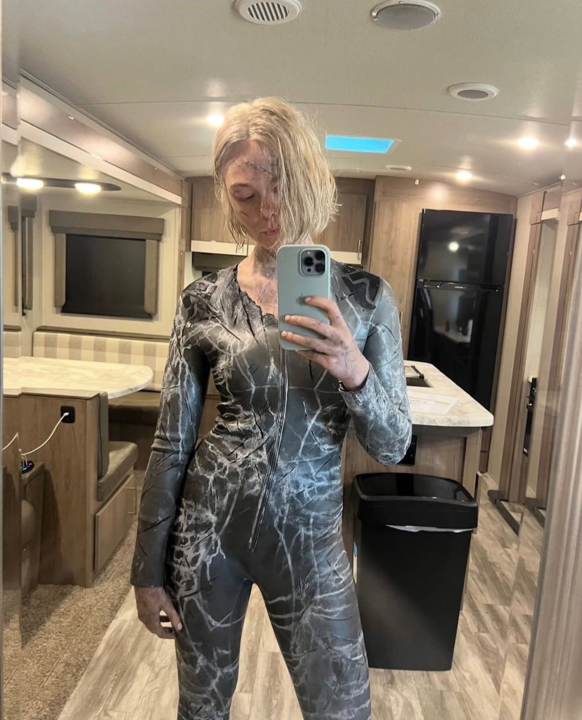 艾丽·范宁在《铁血战士：杀戮之地》（2025）幕后片场的一张照片艾丽范宁