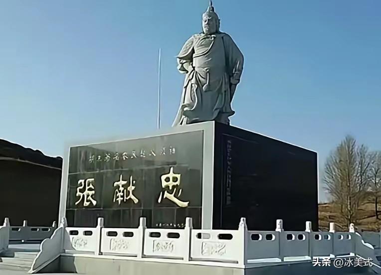 1646年，张献忠撤离成都前，亲手下令处决了所有妻妾和年幼的儿子，养子孙可望跪地