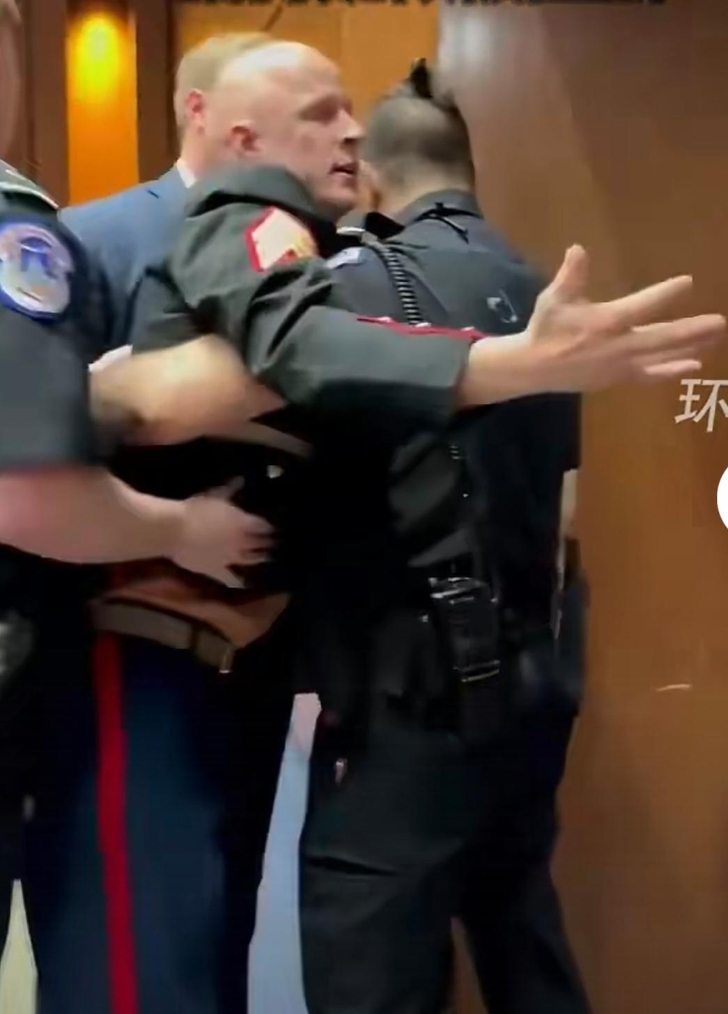 美国反战退伍军人在美国国会被驱赶时， 胳膊被掰骨折。这是2026年3月4日发生的