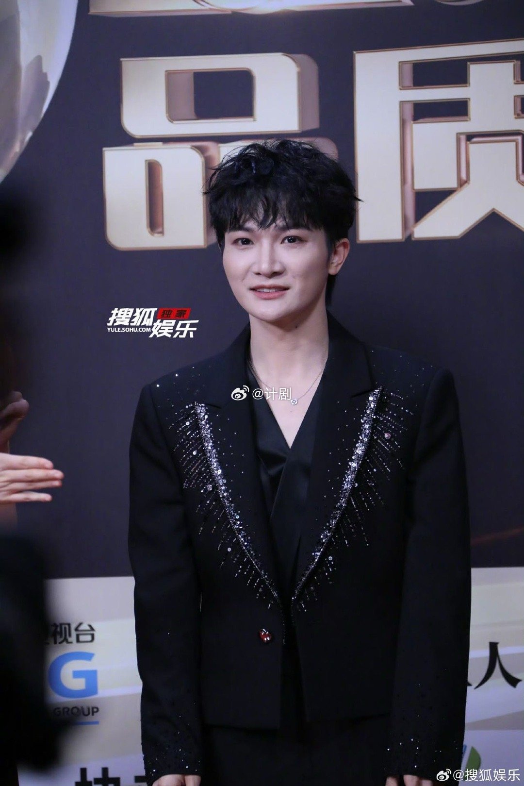 周深卷毛造型谁懂啊！周深的卷毛造型真的好戳人，亮相品质盛典活力满满，可爱到让人移