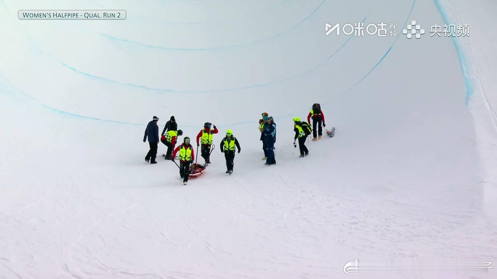 单板滑雪女子U型场地技巧预赛五朝老将刘佳宇第二滑摔得好重😰固定之后拉下去了，希