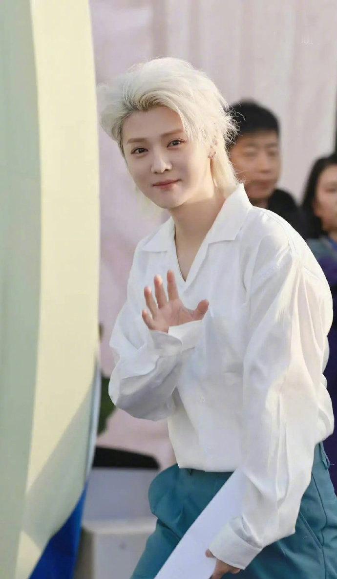 有网友说鹿晗和关晓彤长得真的很像，大家觉得像不像？ ​​​