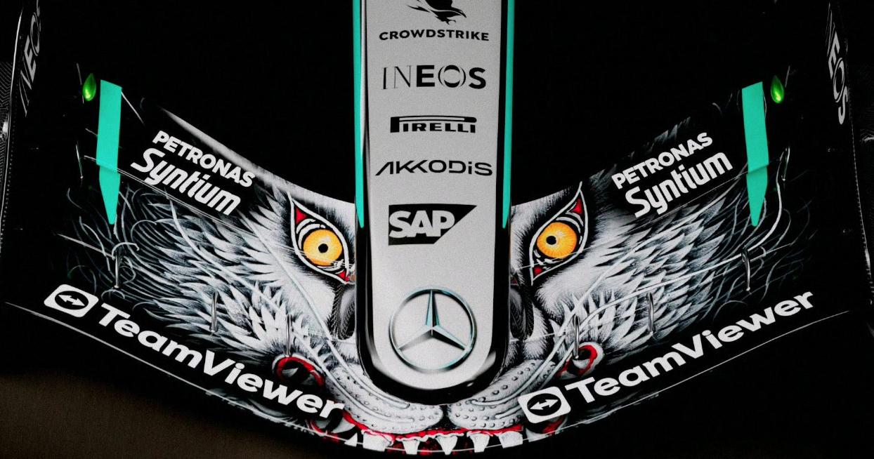 奔驰F1赛车在上海还是挺传统的，运动性能十足！怎么一到日本赛区就变得极其抽象了呢