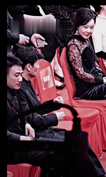 娱乐圈老中青三代男演员，还有闫妮不敢惹的吗？闫妮冷不丁的冲着于和伟抛一个媚眼，把
