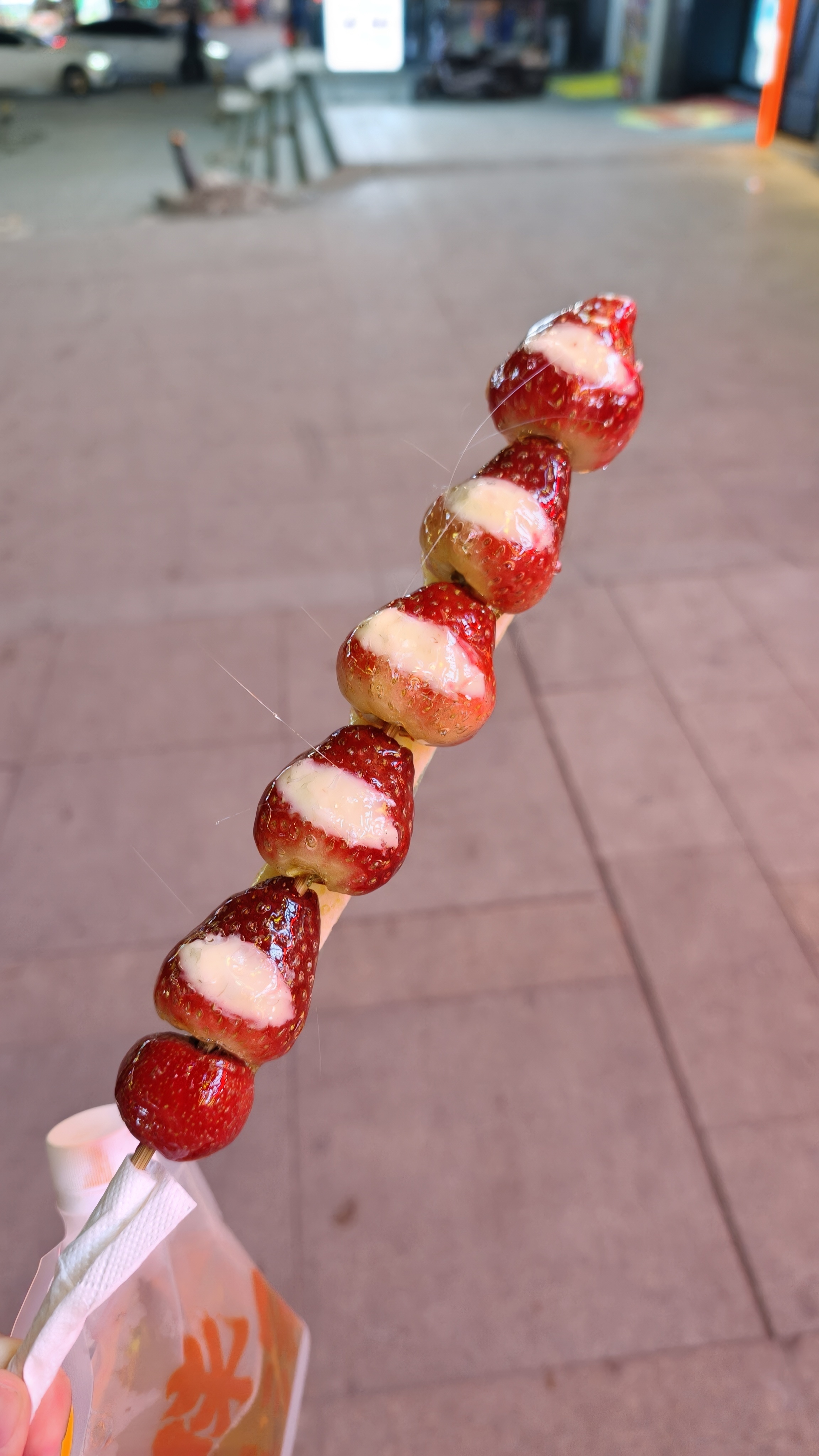 我是没想到，尔滨得冰糖草莓串，真的是变成了冰了，冻牙齿啊！！！ 哈尔滨