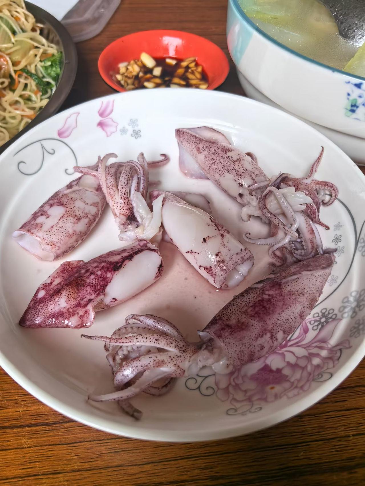 白灼小管堪称海鲜中的“顶级鲜货”。

海鲜的高级吃法，从来不是重油重辣的爆炒，而