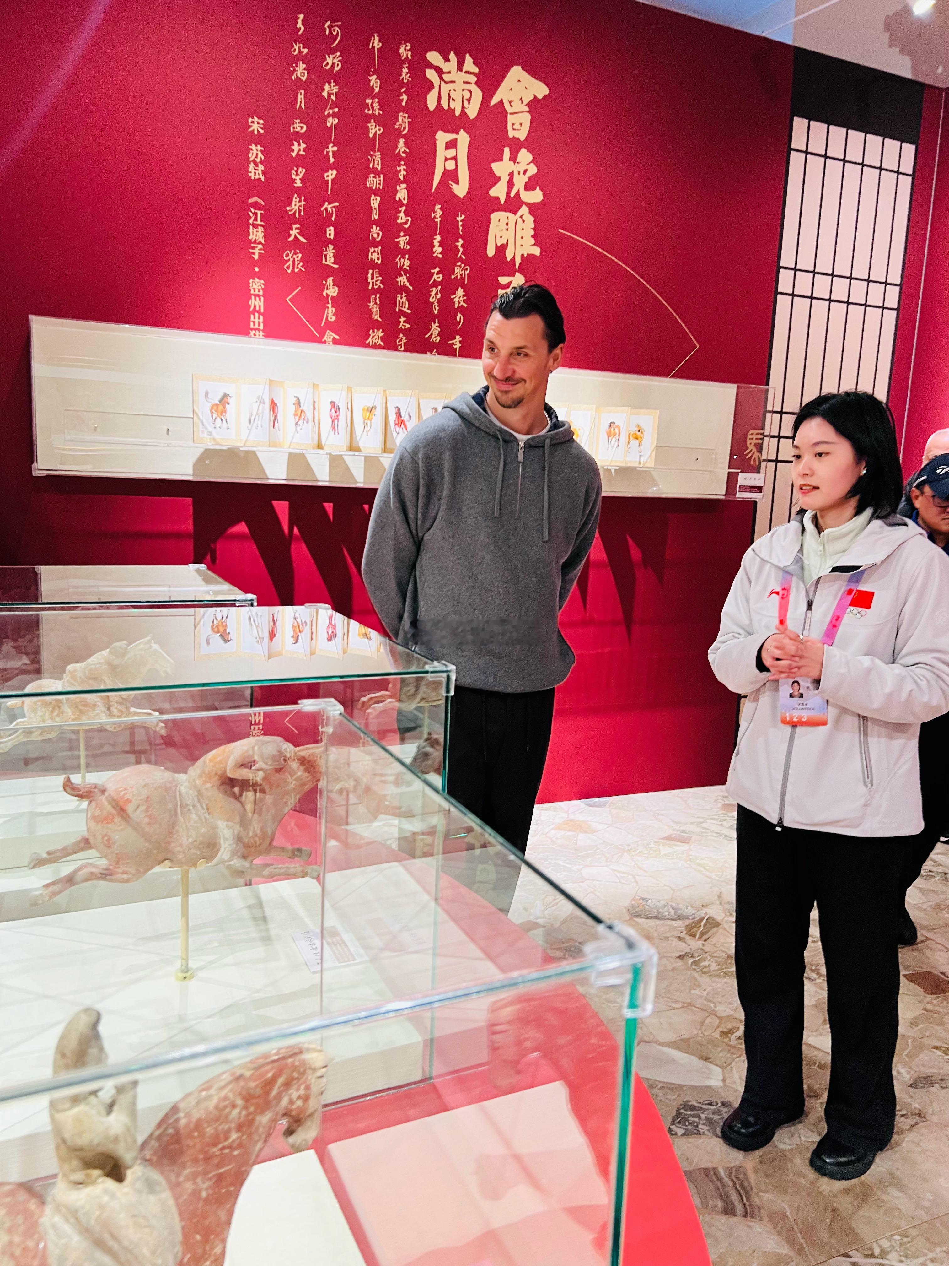 球星伊布到访米兰中国之家，既互送礼物，也与冬奥冠军苏翊鸣亲切互动，甚至收到了中国