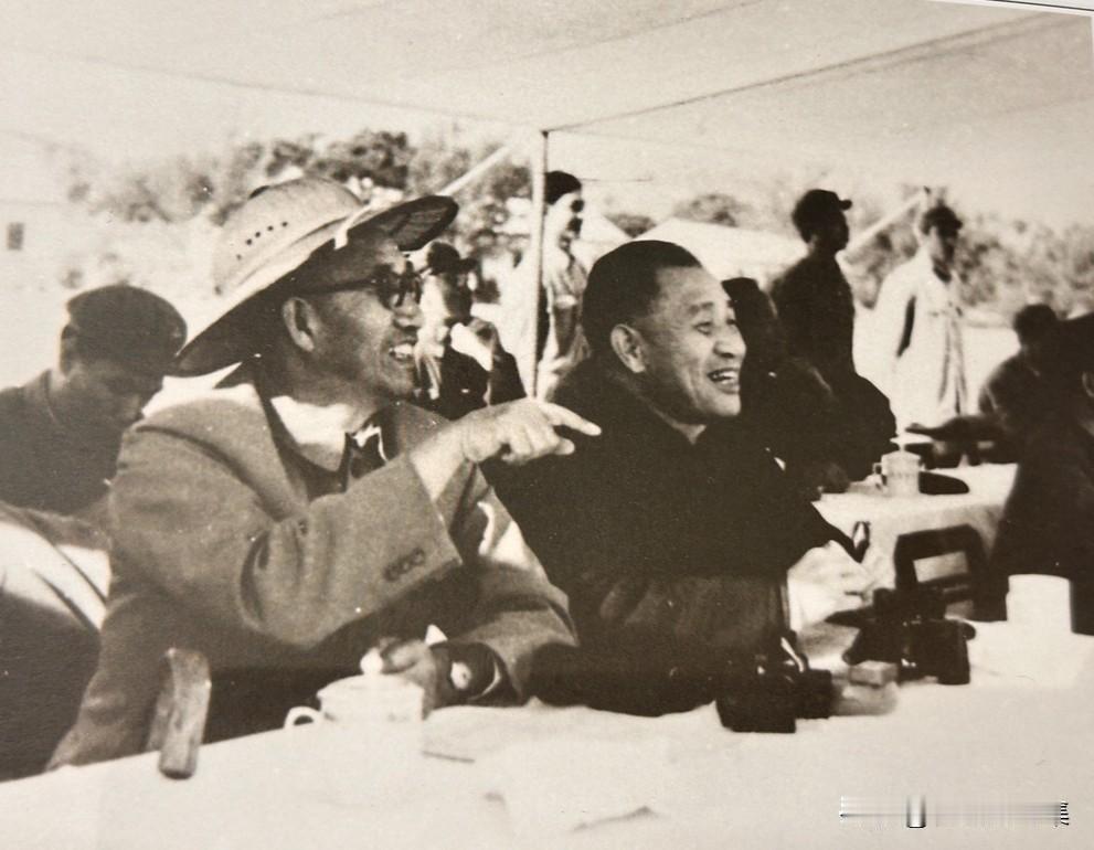 1966年初，徐向前元帅在广州观看民兵军事汇报表演，这是他担任中央军委人民武装委
