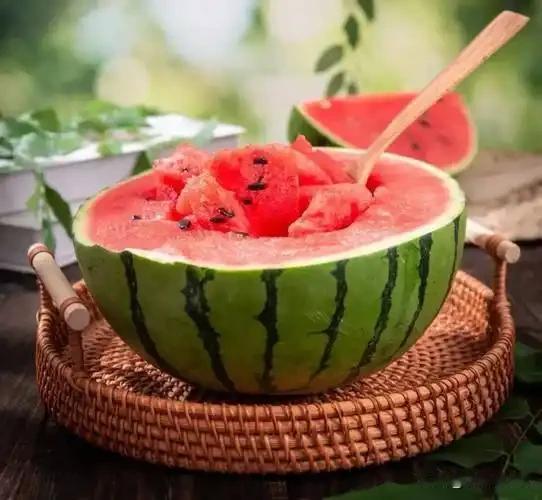 你觉得夏天吃西瓜爽不爽盛夏酷暑难耐，冰镇西瓜绝对是解暑顶配。一刀下去脆响裂开，红