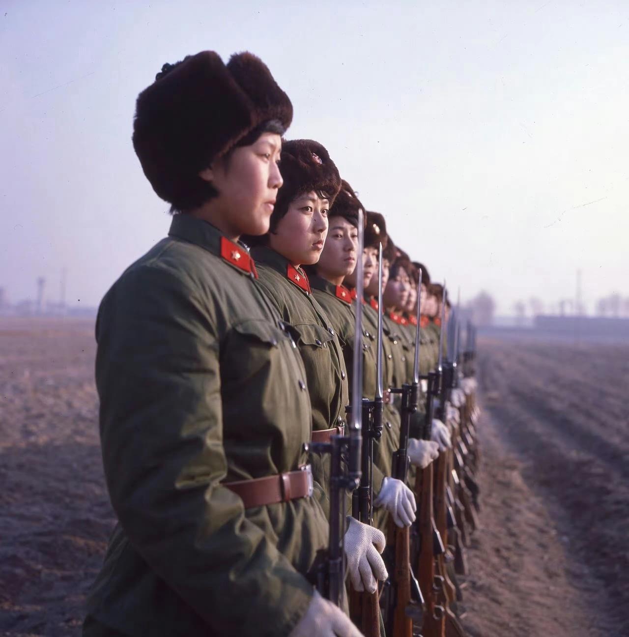 80年代初，英姿飒爽的中国女兵