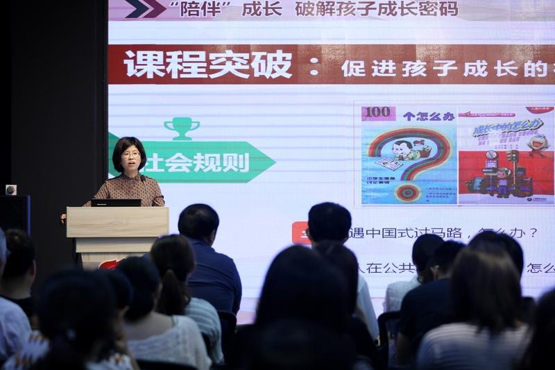 巾帼英雄之二李莉教授那可是响当当的牛，被大家誉为“火箭军女神”。她1969 年出