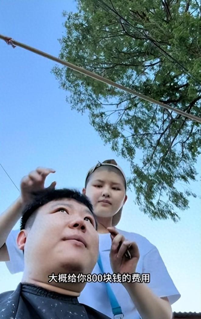 “看哭了！” 湖北仙桃，一名女孩在街边理发，身边有个牌子，“8元一位”，这时，一