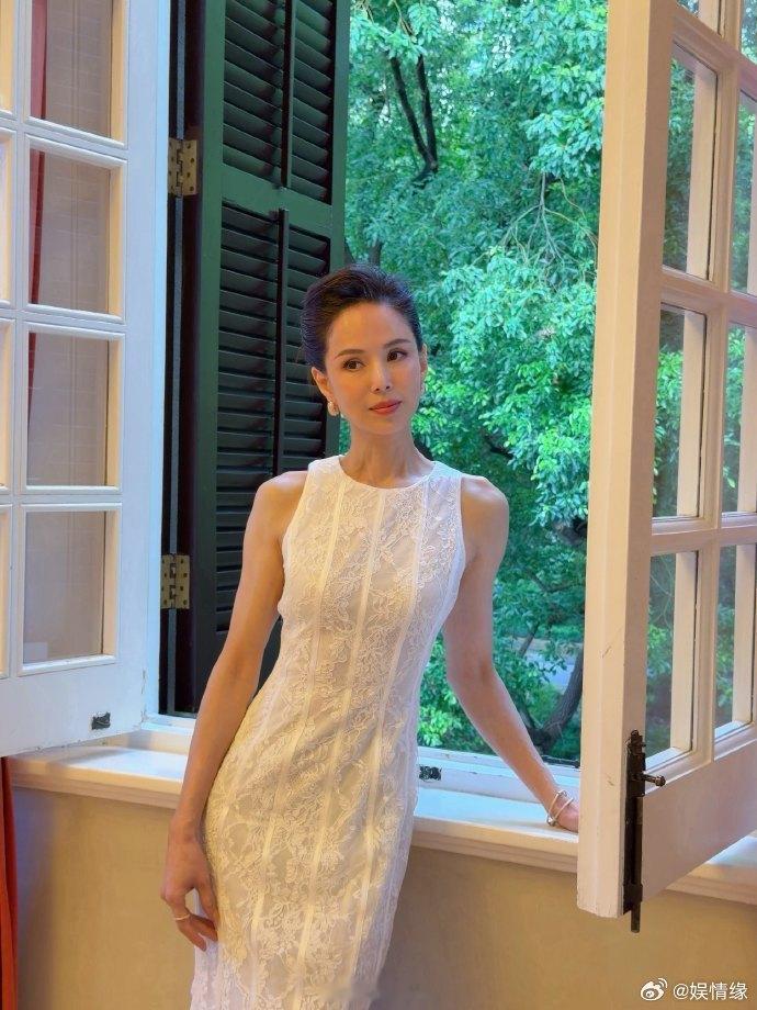 李若彤60岁的身材谁能想到李若彤60岁了每次看到李若彤亮相都会感慨，谁能相信已经